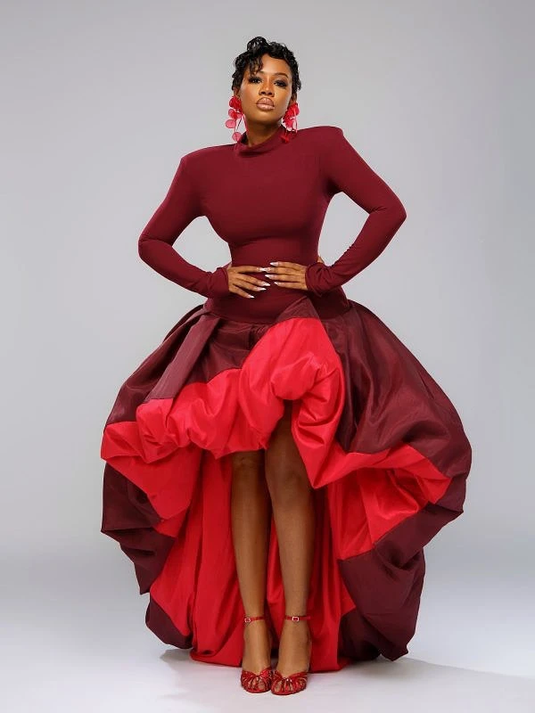 ثوب حفلة أنيق باللون الأحمر العنابي القرمزي برقبة عالية وأكمام طويلة مع تنورة مكشكشة غير متماثلة، فستان حفلة موسيقية من الساتان، سهرة على السجادة الحمراء #4
