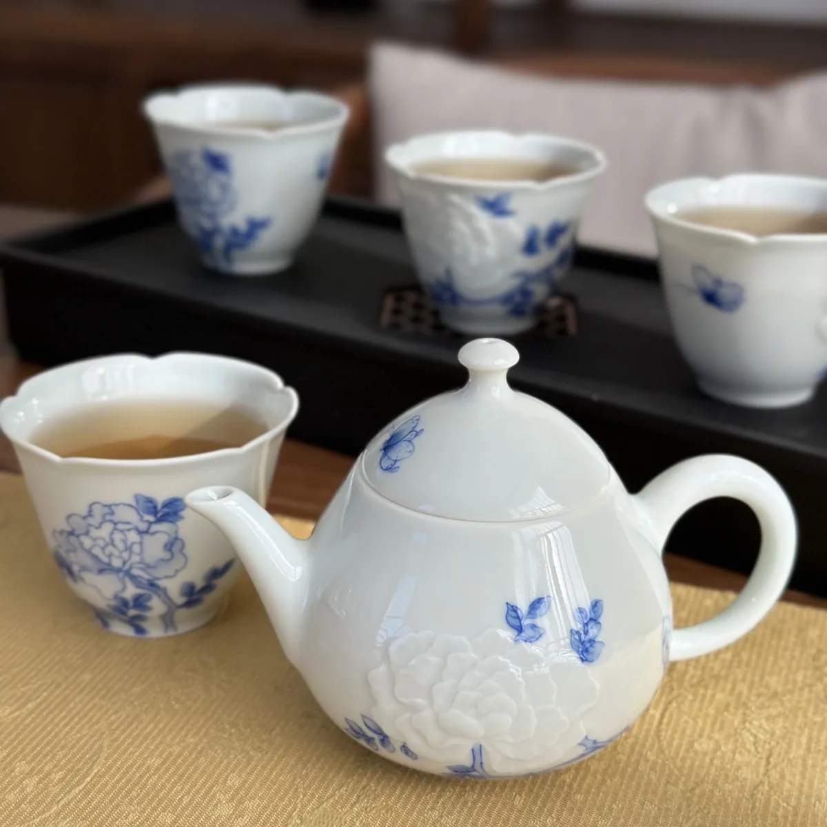 Jingdezhen ceramic blue and white carving rose pear-shaped pot kung fu tea set single pot tea lady brewing teapot gift set