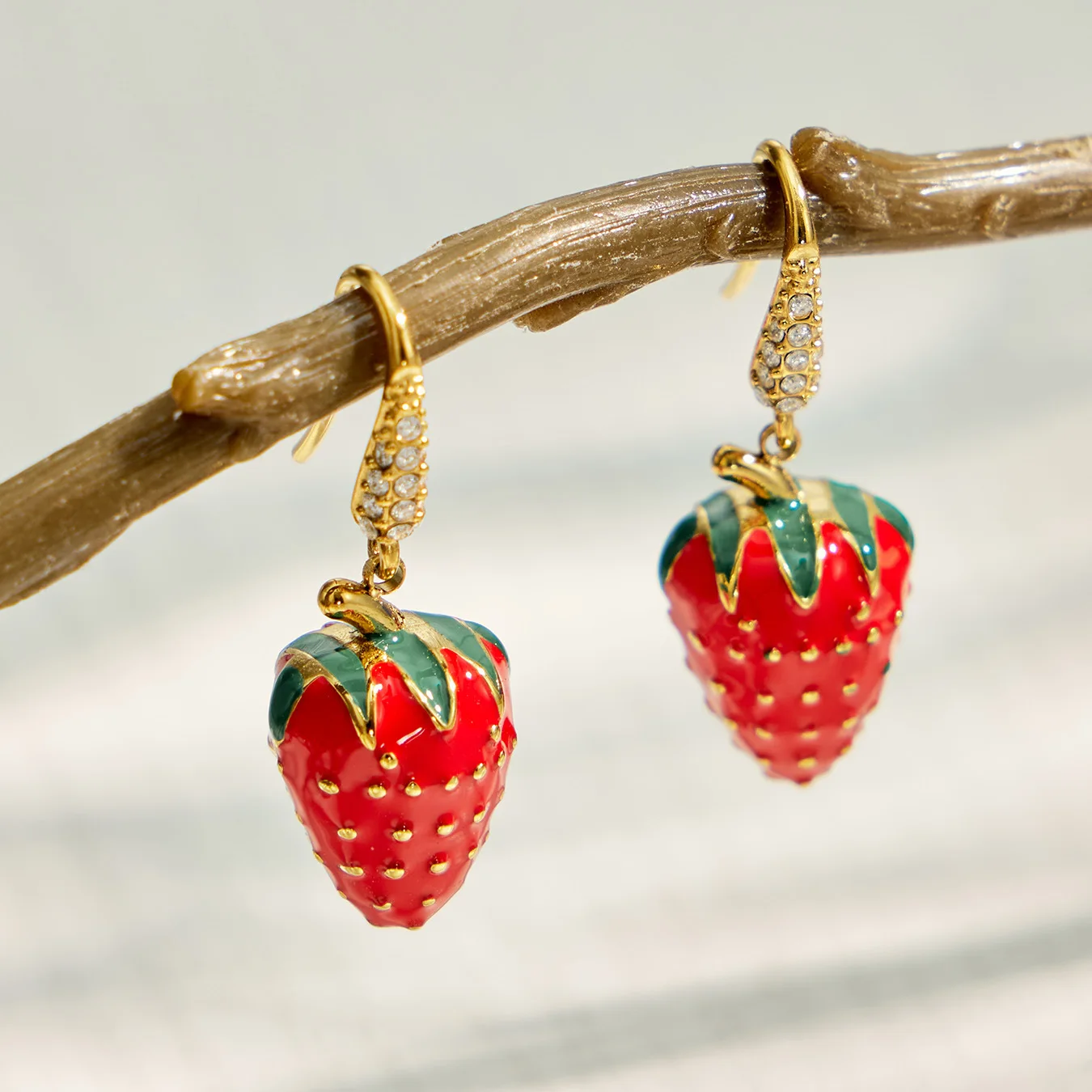 Erdbeer-Ohrringe für Frauen, Rote Emaille-Frucht-Ohrringe, Edelstahl-Hängeohrringe, 18k Vergoldete Zirkon-Ohrringe – Detail 9