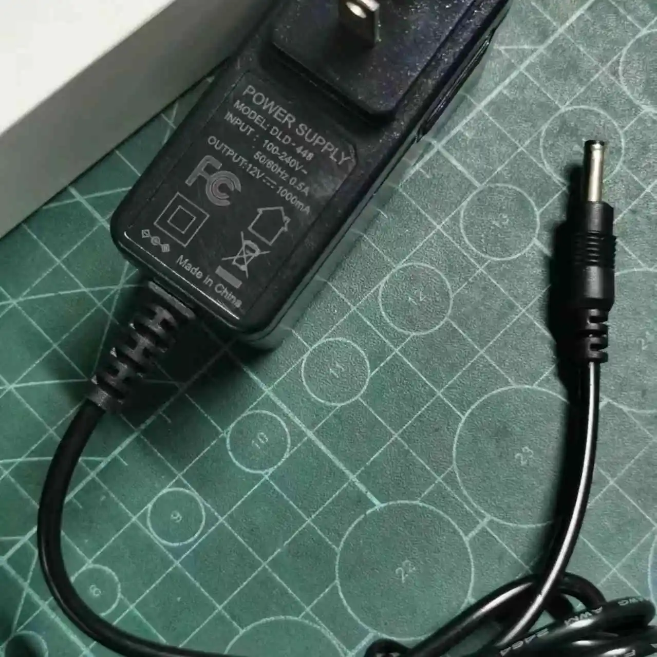 Cargador batería 8,4V alta eficiencia – Equipamiento táctico militar - imagen 2