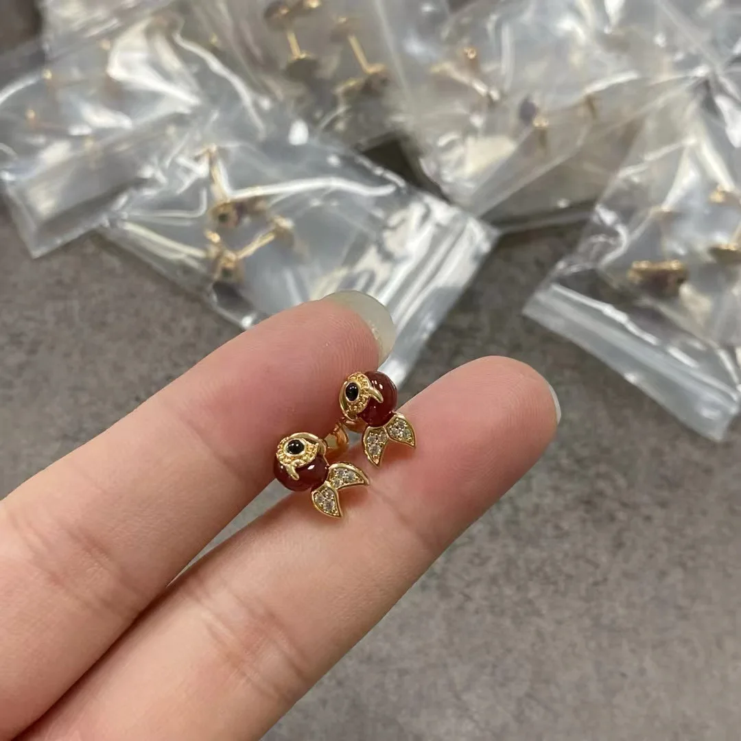 V gold material, small goldfish agate stud earrings, hand-set with high carbon diamonds, lifelike and smart Q cute with flying s