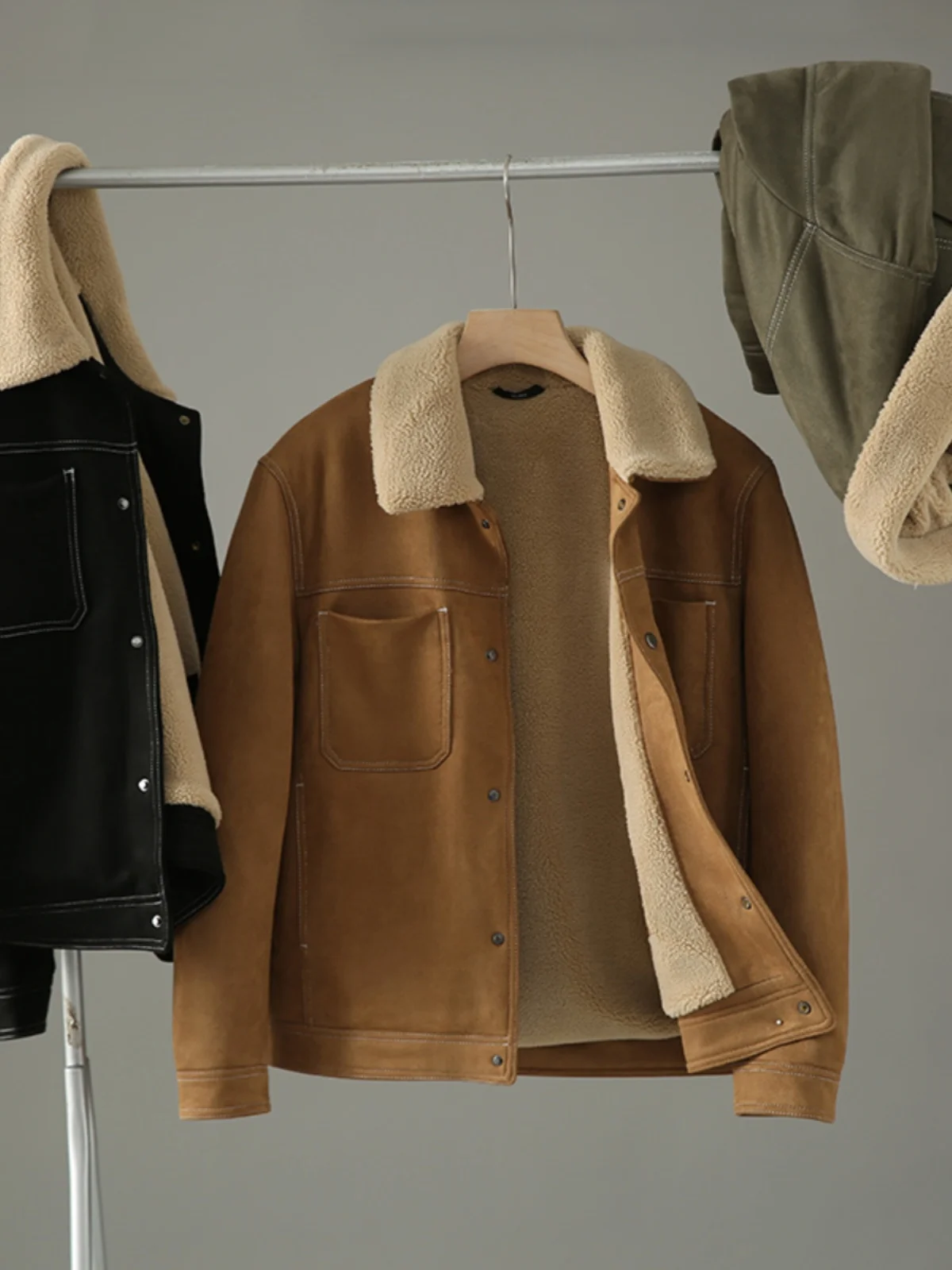 

Модная короткая замшевая куртка для мужчин, утепленная флисом, повседневная, осенне-зимняя, с отложным воротником, приталенная, молодежная, стандартного кроя