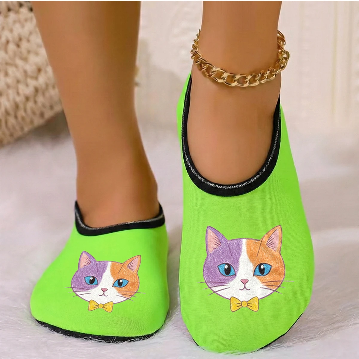 شبشب نسائي لطيف مطبوع عليه قطة من جلد الغزال يسمح بمرور الهواء ومرونة عالية للاستخدام الداخلي ومضاد للانزلاق