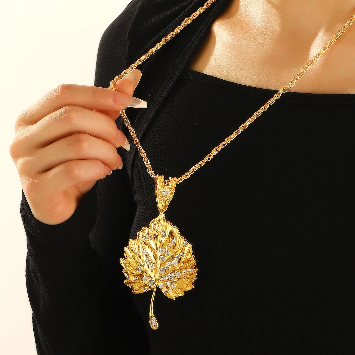 Fashion Crystal Maple Leaf Pendant Necklace For Women Jewelry 2024 Trending Exaggerated Long Autumn Winter Sweater Necklace Gift