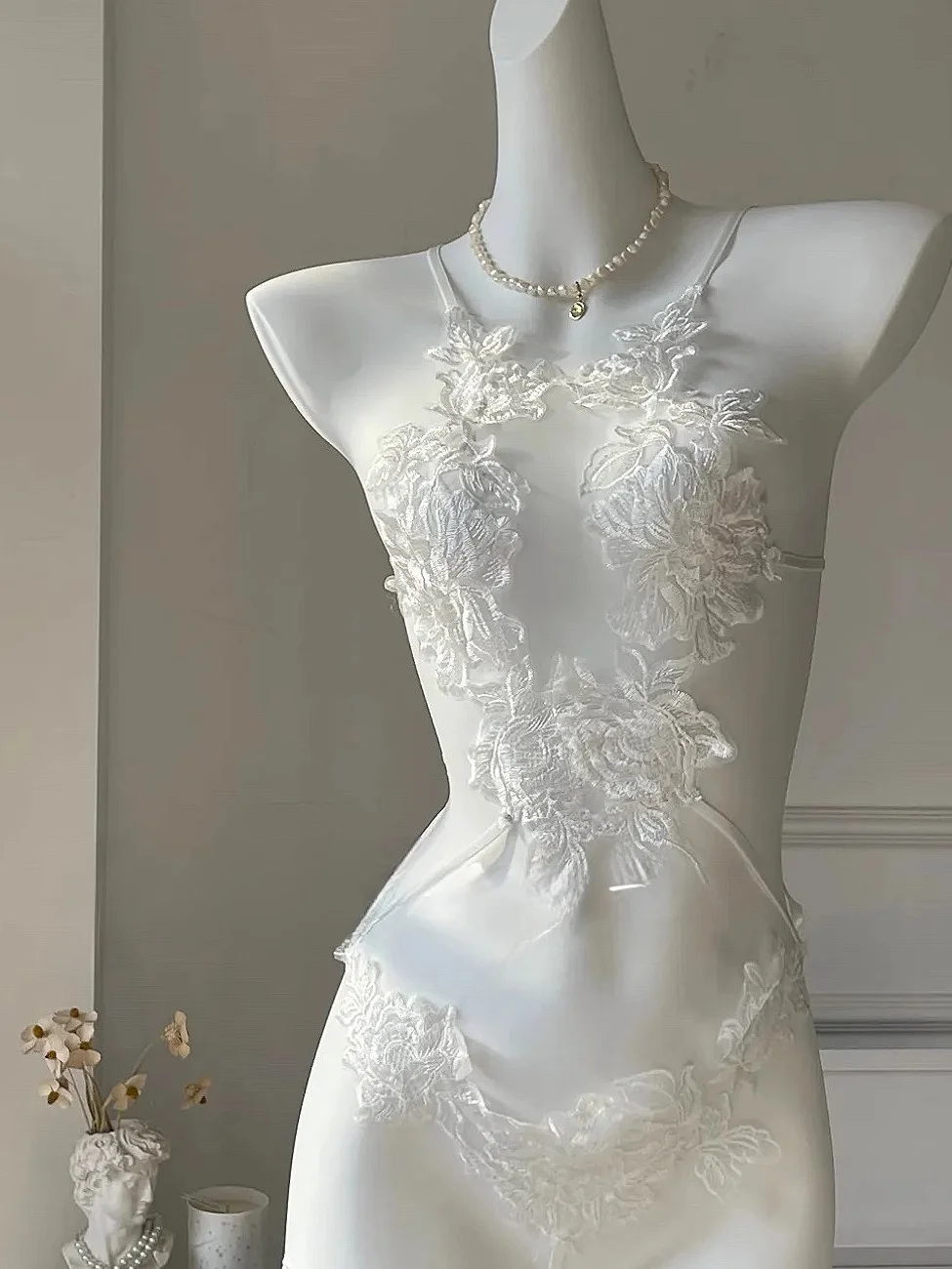 Sexy White Petal Lace Bra Set See tough Tee Point Strap Onesie Underwear Fene Flirtatious Pure Color Commute Sle