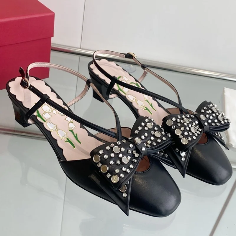 

Туфли-лодочки с металлическими заклепками и кристаллами-бабочками, пикантные кожаные туфли с квадратным носком и открытой пяткой на тонком каблуке, новые поступления, модная женская современная обувь