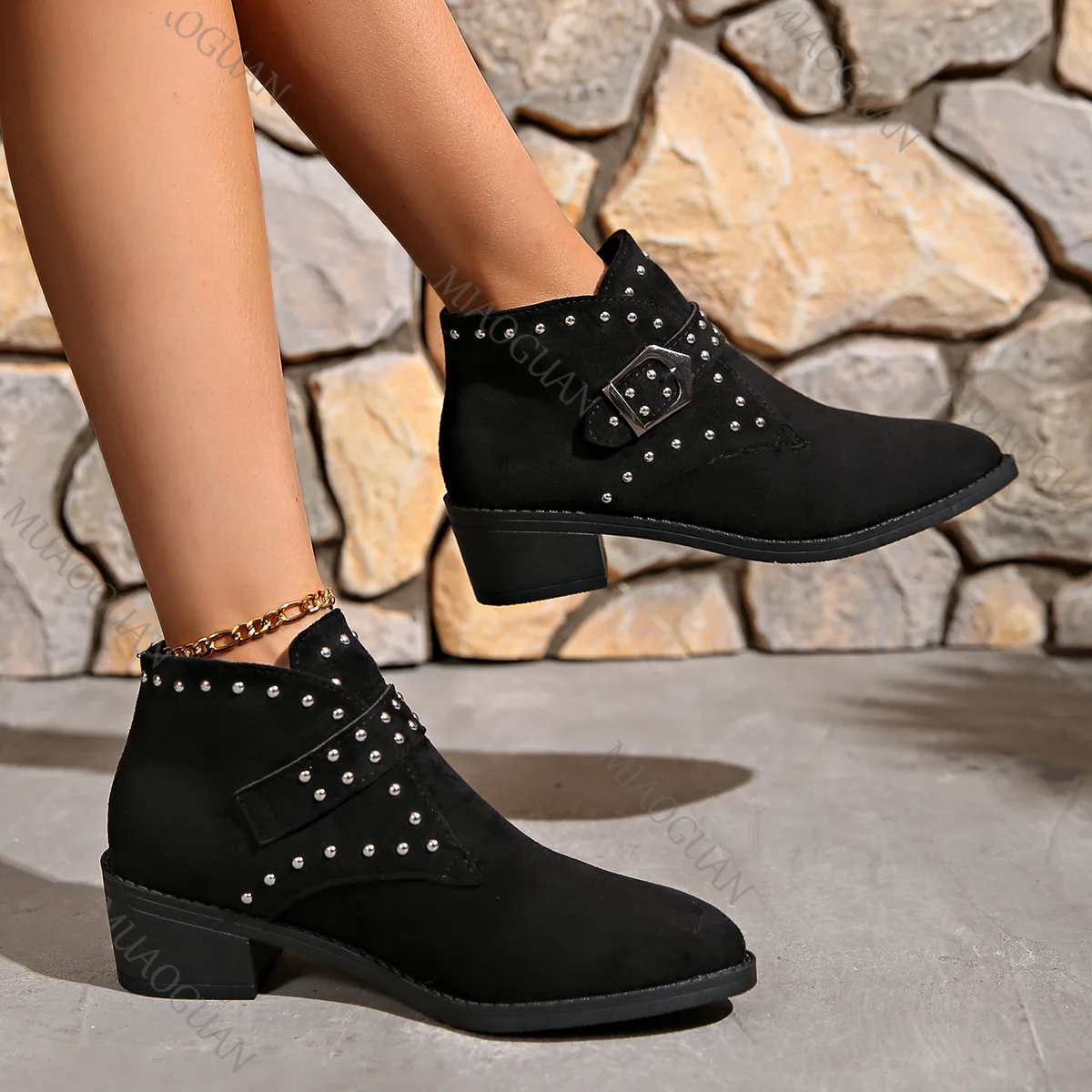 Dames motorlaarzen, suède, punkstijl met studs, spitse neus, riemgesp, dikke hak_voghion.com