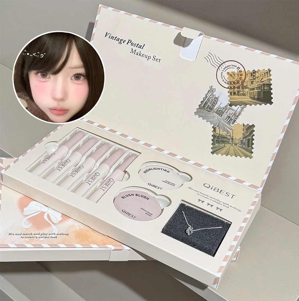 مجموعة مكياج QIBEST Retro Mail مكونة من 5 قطع من طين الشفاه غير اللامع، 1 أحمر خدود، 1 تسليط الضوء على وقلادة واحدة مجموعة مستحضرات تجميل متعددة الأغراض