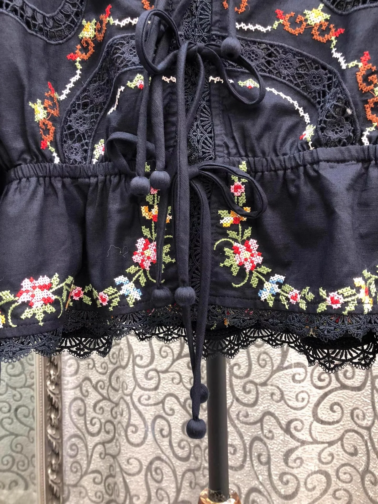 高品質な新作ブラウスシャツ 2025年秋 レディース 透かし彫りレース刺繍 長袖 ダークブルー ワインレッド コットンリネンシャツ