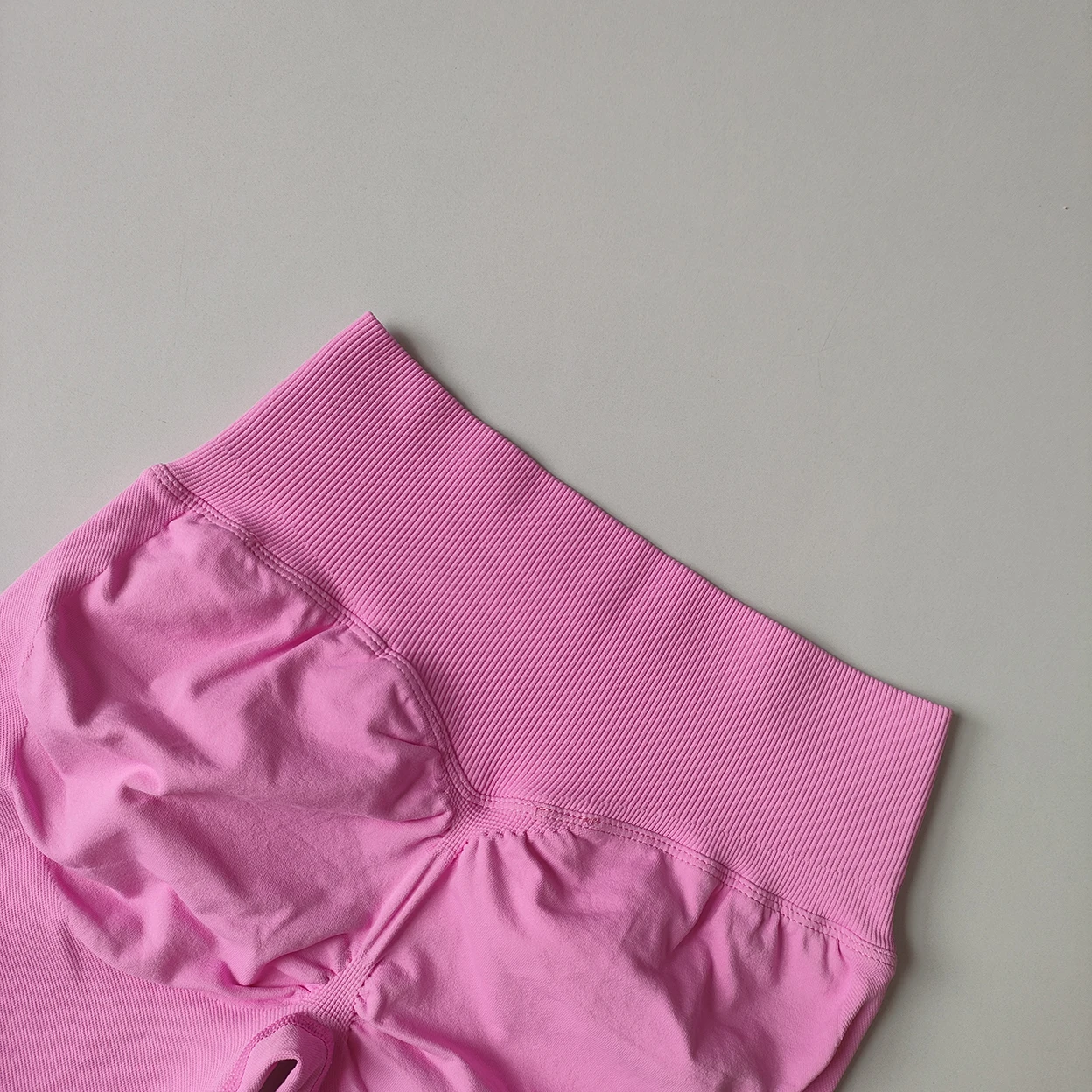 Damen Yoga-Shorts mit Vorderkreuz-Taille, dreiteilig, Hüftstraffend, Schnelltrocknend, Eng Anliegende Sportshorts für Training, Laufen und Fitness – Detail 7