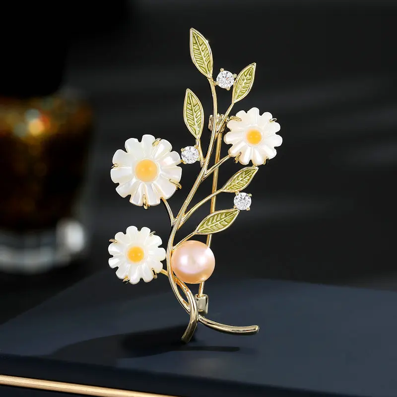 

A light luxury, high-end, niche fashion, anti-glare, versatile brooch with freshwater pearl and shell