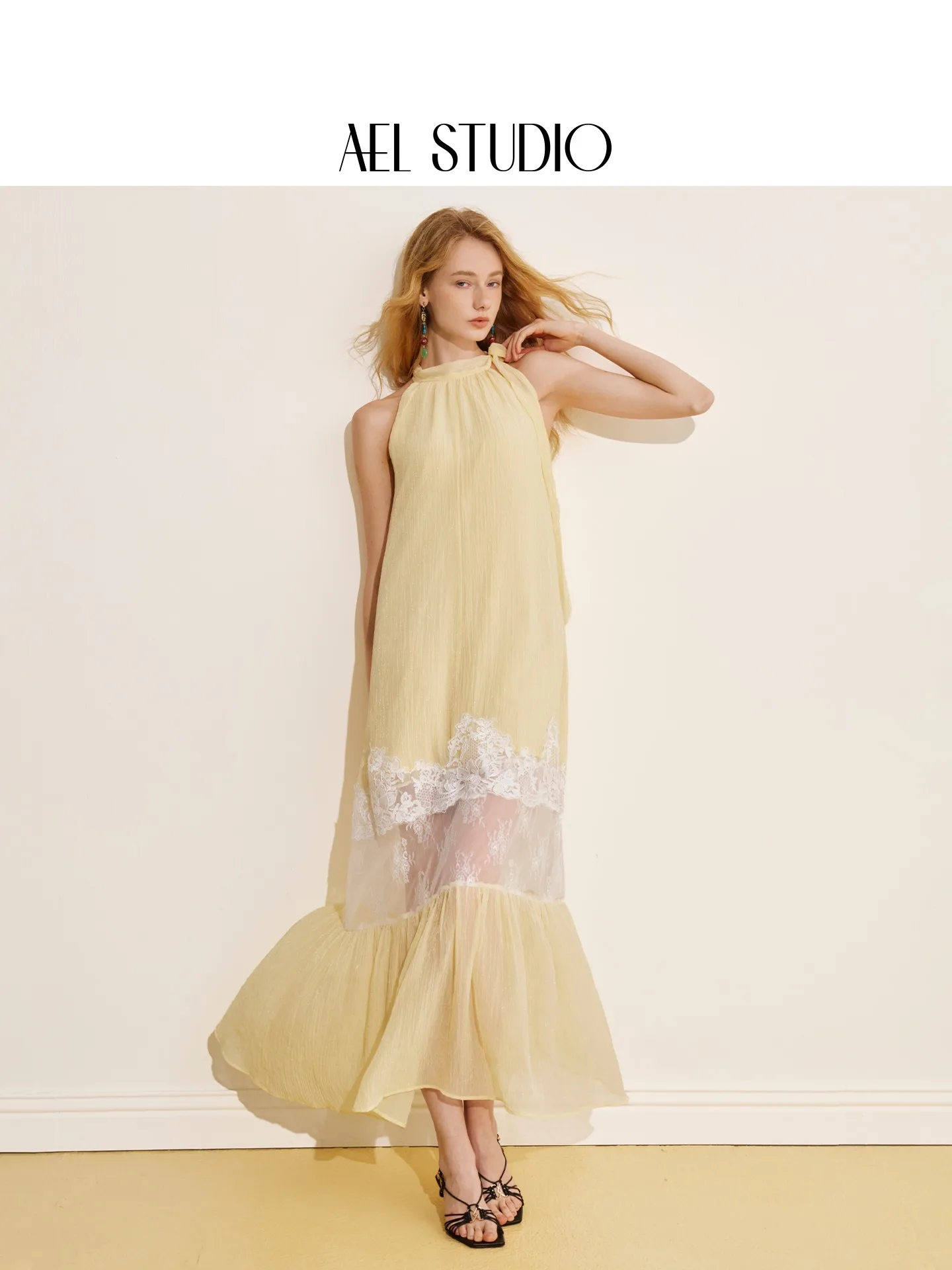 AEL Original Seaside Vacation Hellgelbes Neckholder-Kleid für Damen, Sommer 2026, mit Spitzenapplikationen, elegantes Kleid – Detail 1