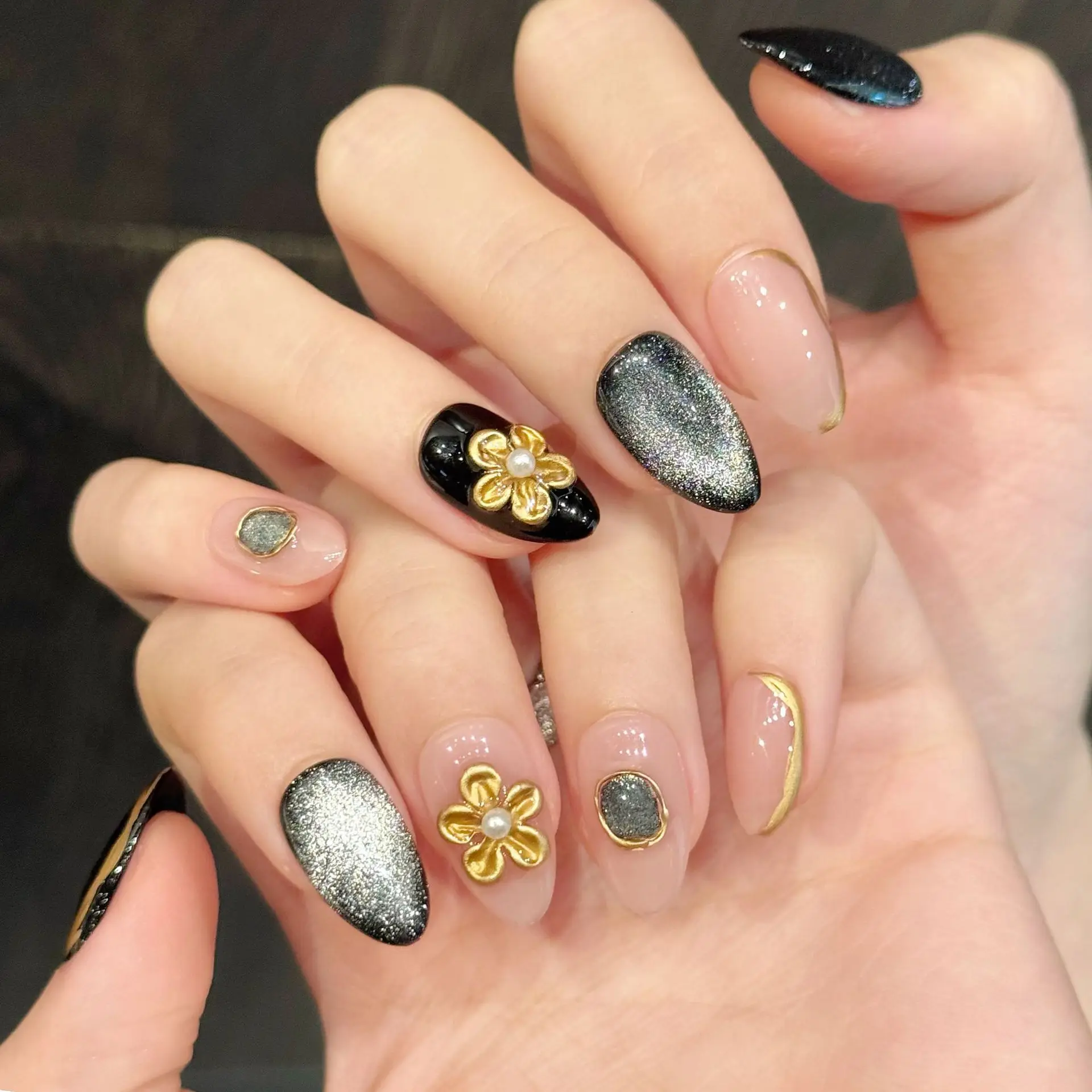 เล็บปลอมทำมือลายตาแมวสีดำเงา 10 ชิ้น ประดับดอกไม้ 3 มิติ สีทองสวยงาม แบบกดติดเต็มเล็บ สไตล์เรโทร