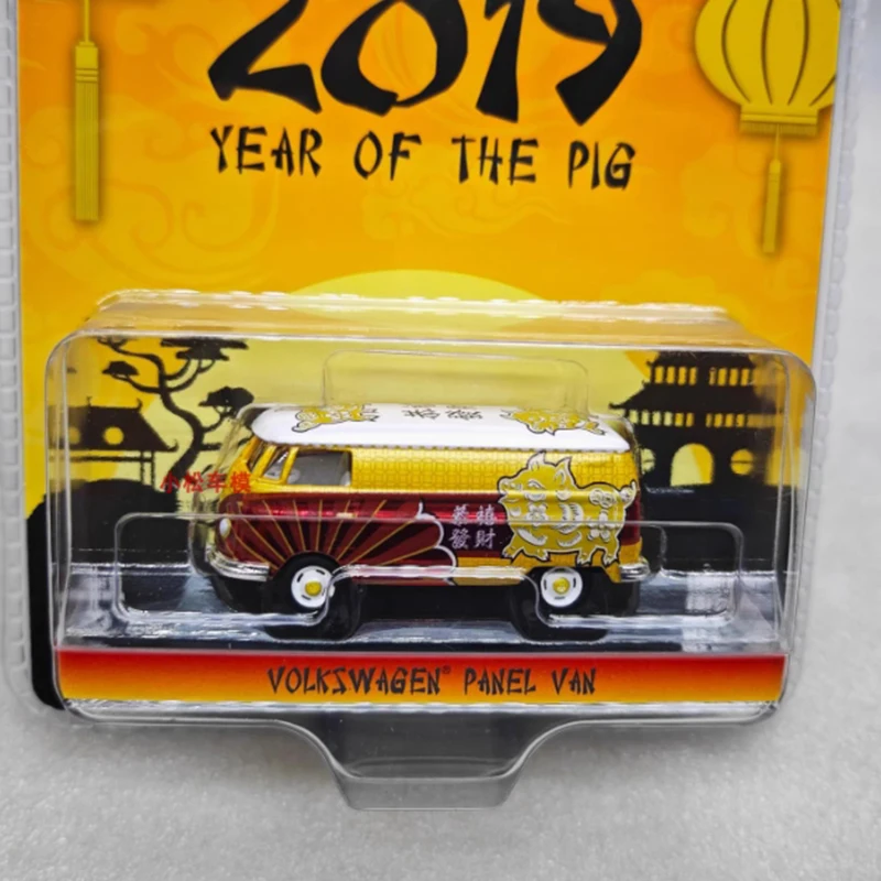 

GreenLight 1:64 T2 Van Varnish & Electroplating Red Alloy Car Model China 2019 Year of the Pig Holiday Gifts Toys Collection