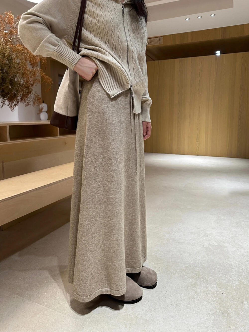 Versatile Medium-Length Wool Knit Skirt For Women With Elastic Waist Soft And Supple Style Wide Hemline Casual Fashion