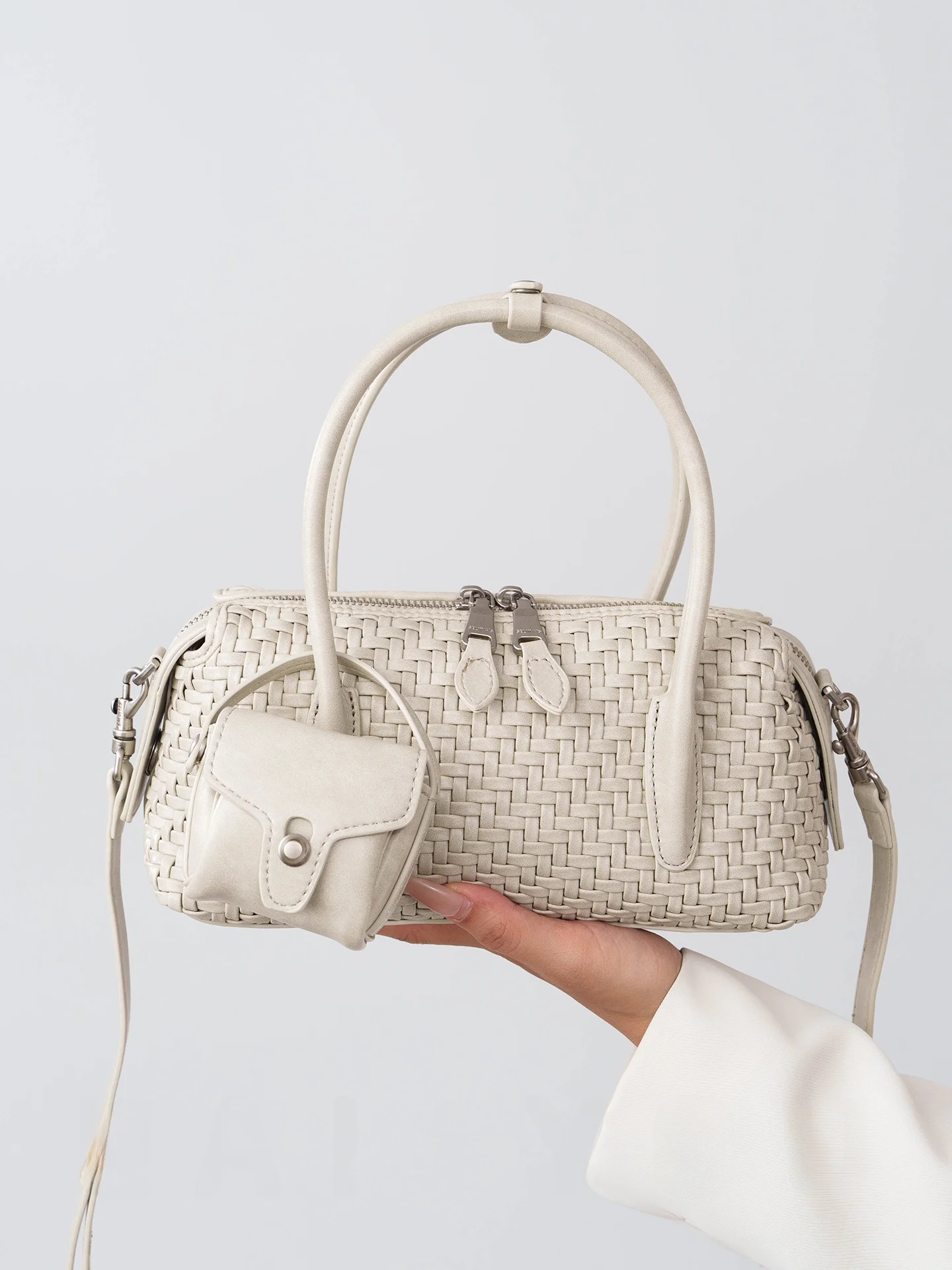 Bolsa de Ombro Transversal Feminina Selin Weiss Artesanal de Couro Macio com Zíper, Cor Pura, para o Dia a Dia
