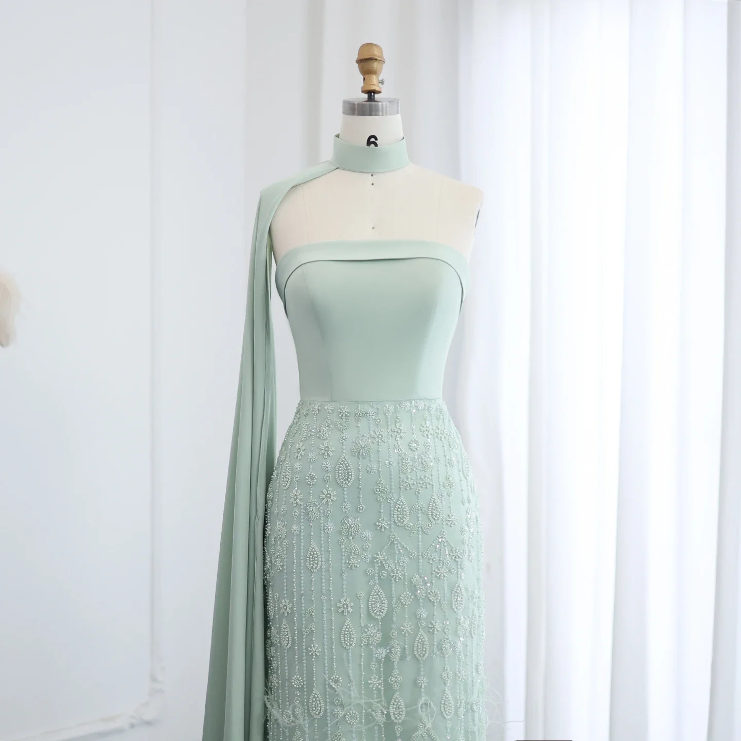 Sharon Said Arabisches Salbeigrünes Luxus-Federkleid mit Schal-Cape, trägerlos, Dubai, Damen, Hochzeitsfeier, SS014, maßgeschneidert – Detail 6