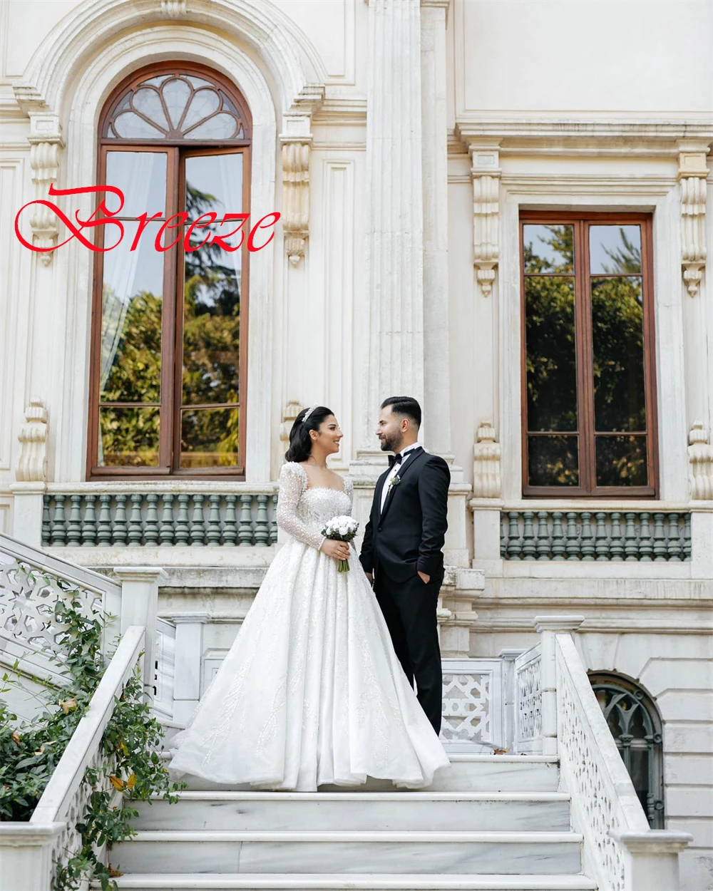 맞춤형 로맨틱 구슬 장식과 스팽글 Organza 웨딩 드레스 절묘한 스퀘어 칼라 긴 소매 채플 트레인 신부 가운