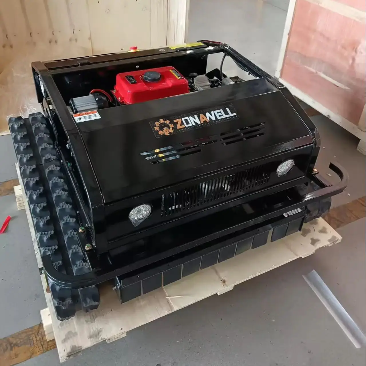 Вездеходная гусеничная газонокосилка 45г. °   альпинизм, стабильная резка садовых газонов на крутых схилах, хороший помощник для личной прополки.