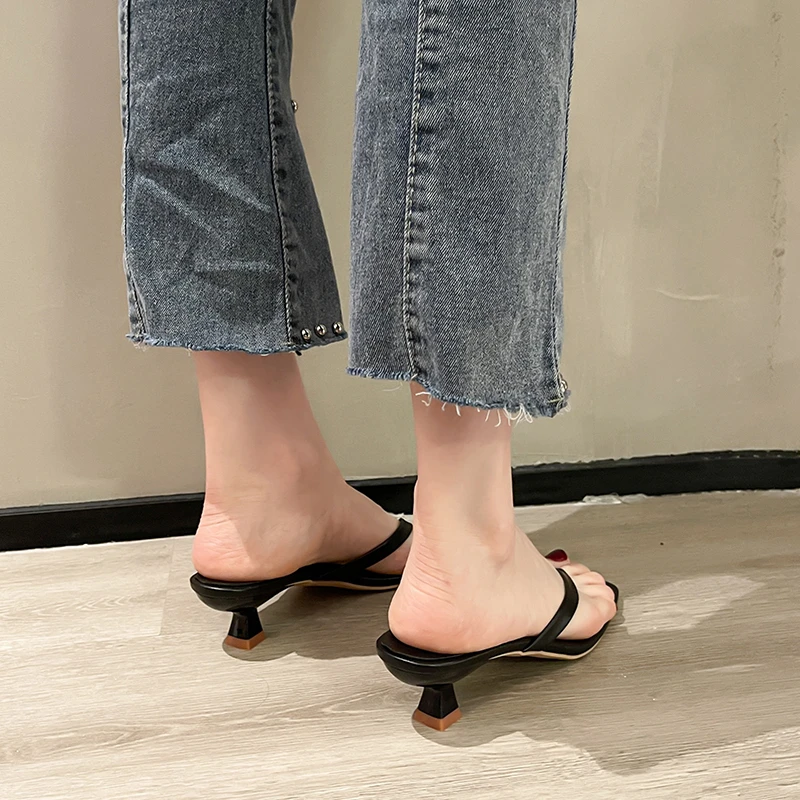 Women\'s Med Heel Pinch Slippers Women Sandals with Narrow Band and Kitten Heel Mules Elegant Flip Flops Summer Shoes Women