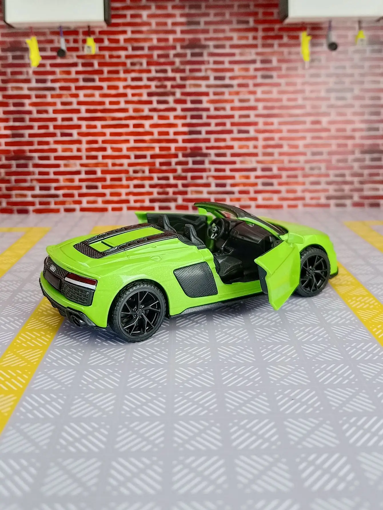 1/32 r8 spyder super sport diecast liga de metal modelo de carro de brinquedo em miniatura puxar para trás portas que podem ser abertas coleção presente para menino criança