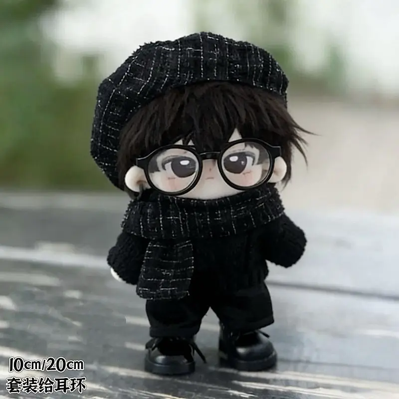 

Комплект одежды для куклы 20 см: черный свитер, серый шарф, крутая черная шапка. Подходит для пухлых кукол.