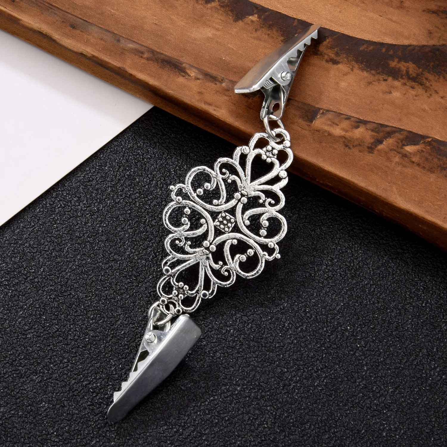 New Fashion Retro Sweater Clips Fasteners Flower Pattern Cardigan Dress Shirts Collar Brooch Back Cinch Clip For Women Girls