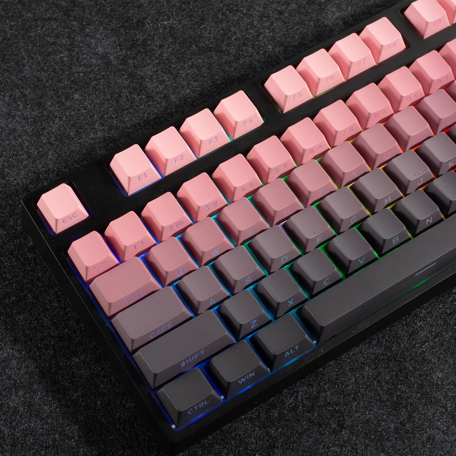 

Strawberry color gradual change side engraved keycap, character light transmission PBT two-color injection molding original high