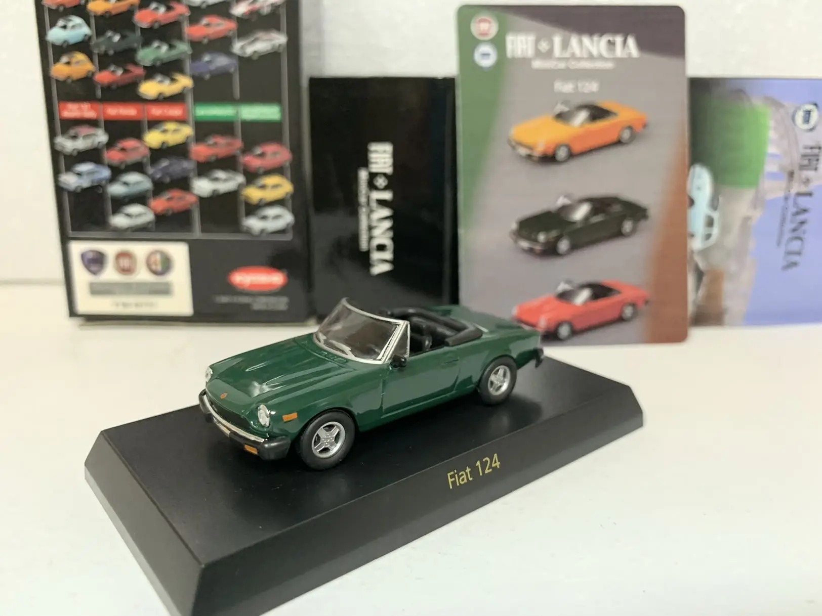 

Коллекция 1/64 года, модель автомобиля KYOSHO Fiat 124, литой зеленый цвет, детские игрушки, подарок