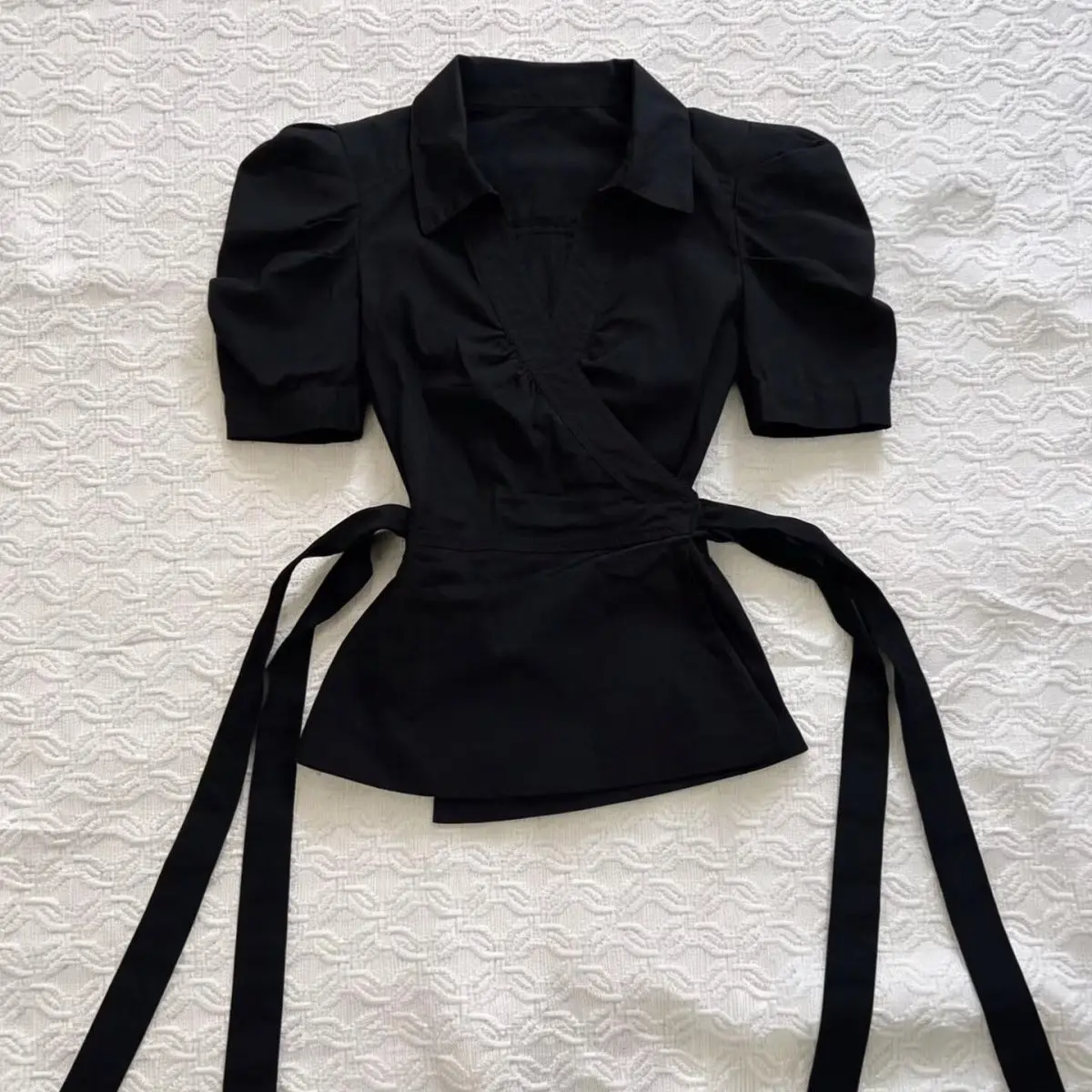 French vintage black puffed sleeve V-neck notched lapel crossover waist-fitted shirt, versatile in style (both sweet and cool)