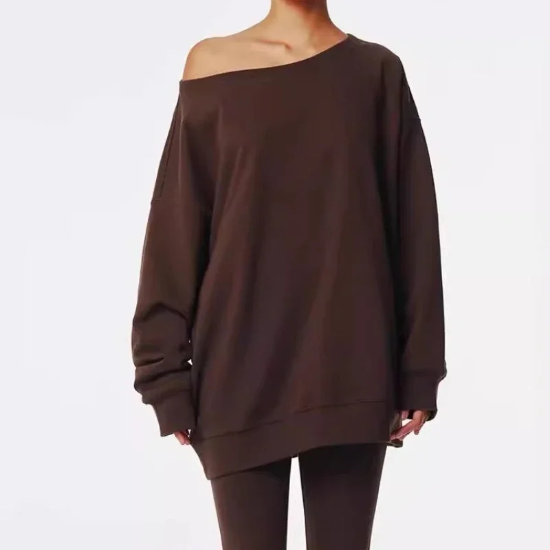 Le design de l'épaule inclinée de rue est ample et large, pull lourd, Spice Girl à épaules dénudées et fin, haut de niche