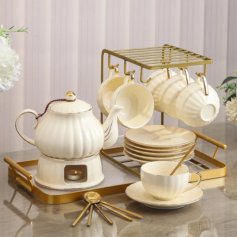 Set cangkir kopi Inggris, teko bunga rebus kaca sederhana, dan set buah