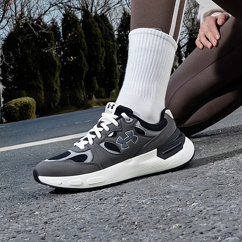 zapatillas-deportivas-para-hombre-under-armour-modelo-3028615-100-color-gris-y-negro-de-tejido-transpirable-comodas-y-disenadas-para-correr