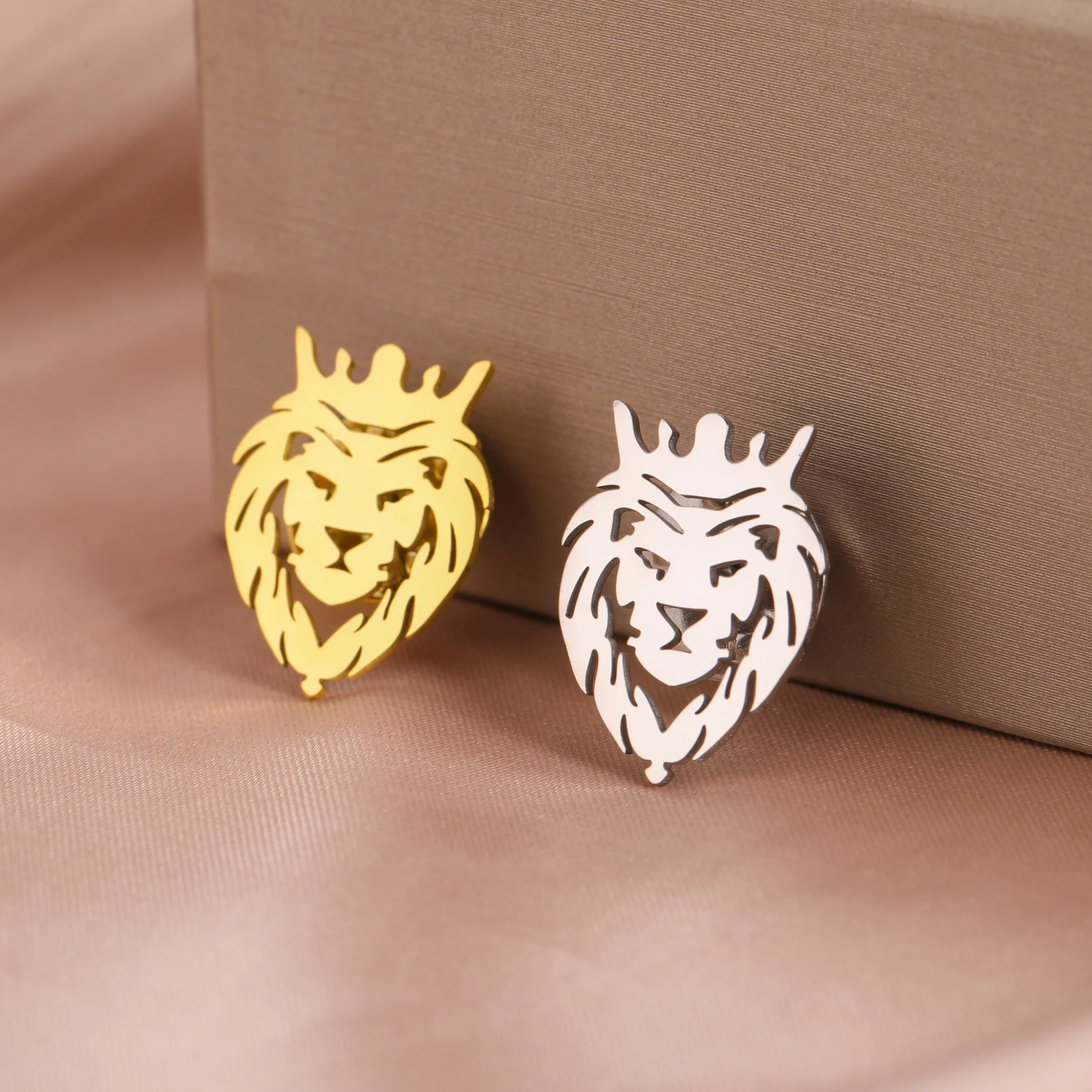 Cazador Stainless Steel Animal Crown Lion Pin Brooch for Men Women Suit Collar Badges Jewelry Wholesale New 2025 Trendy Gift