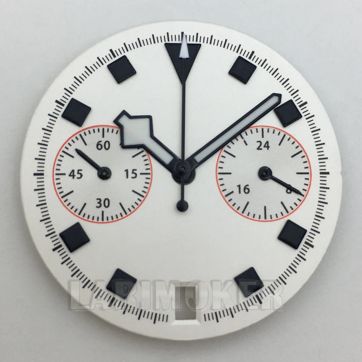 El esfera VH64 de 30 mm es negro, blanco y azul con manecillas luminosas verdes, adecuada para el movimiento de cuarzo VK64 con fecha a las 6 en punto.