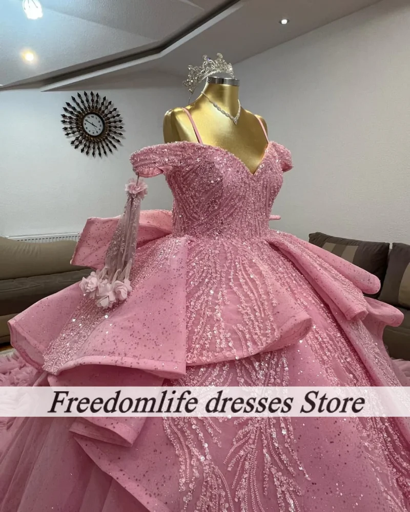 Robes De Quinceanera rose délicates, épaules dénudées, volants à plusieurs niveaux, appliques De perles, robes De bal, personnalisées, 15 ans, 2025