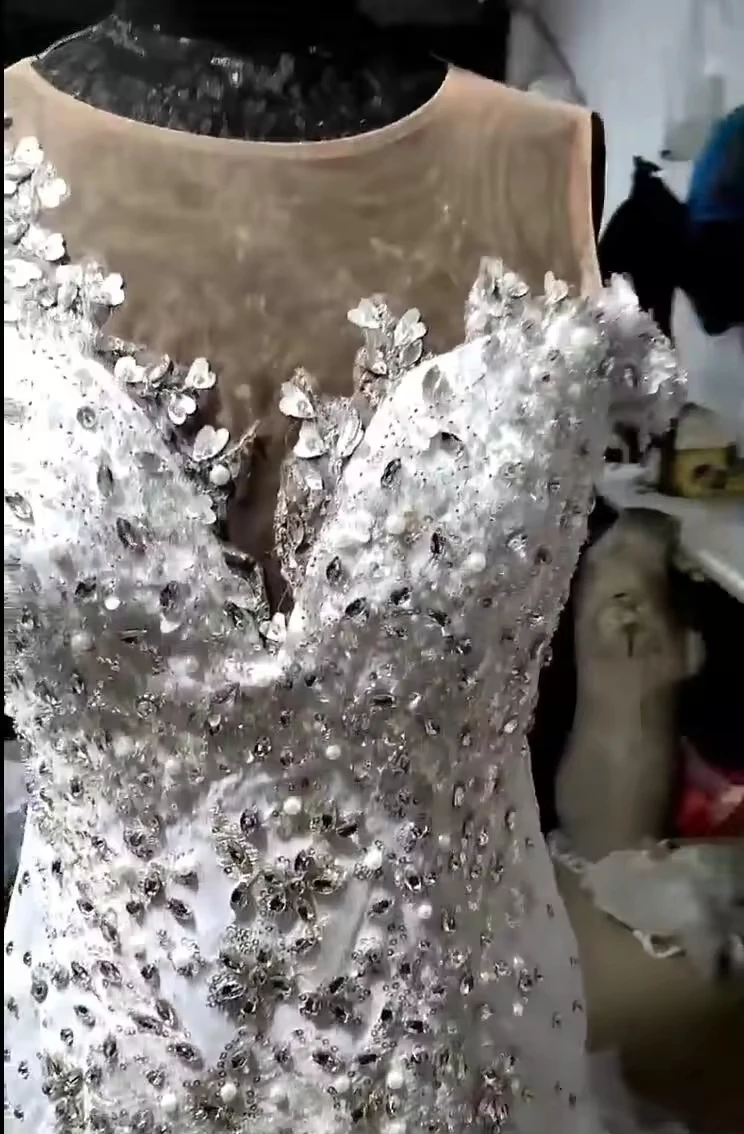 Maßgeschneidertes afrikanisches Meerjungfrau-Hochzeitskleid in Übergröße, luxuriöses glitzerndes Kristall-Strassstein-Perlen-Spitze-Rüschen-Schleppe, schwarzes Mädchen-Brautkleid