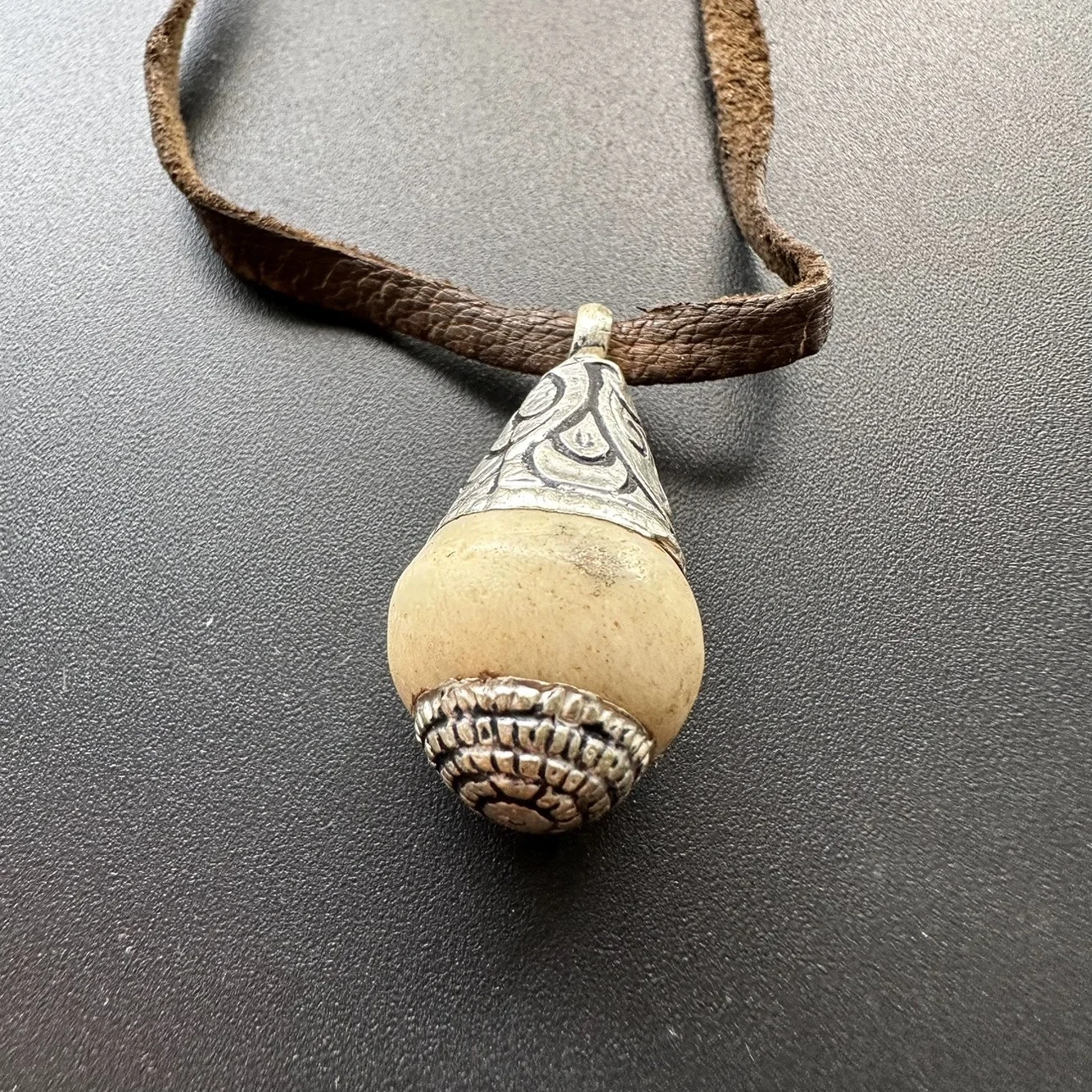 Handmade Tibetan Cowbone Penda - đánh giá và giá Ethnic Fashion World