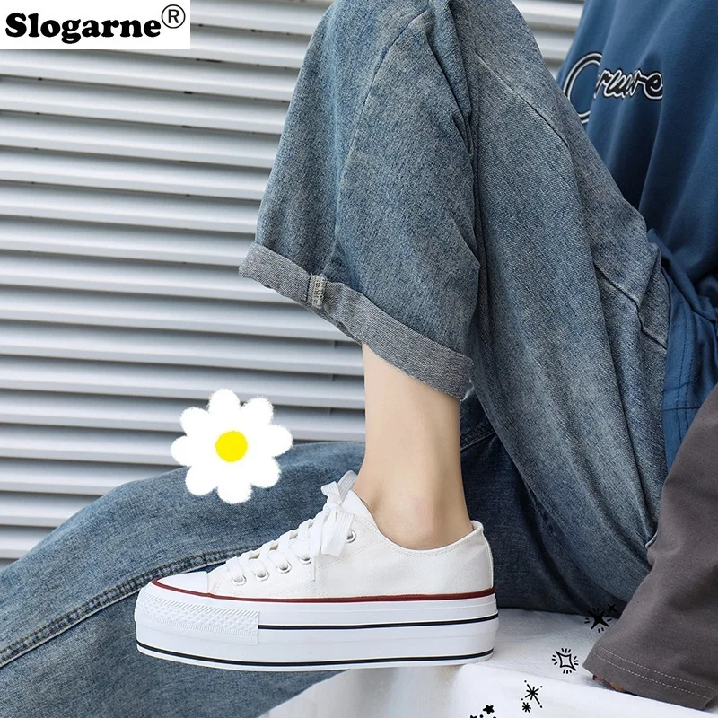 นักเรียนฤดูใบไม้ผลิฤดูใบไม้ร่วงรองเท้าผ้าใบ 2025 ผู้หญิงใหม่ 4.5 ซม.หนาที่มองไม่เห็นความสูงเพิ่มผ้าใบรองเท้าสบายๆกีฬารองเท้า