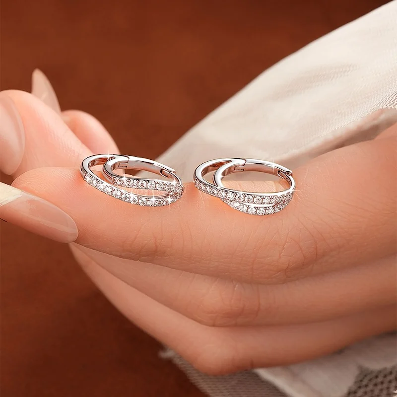 Rrjzz D-Color Lab Created Diamond Huggie-Ohrringe, doppellagige, versetzte Kreuz-Moissanit-Creolen für Damen, Schmuckgeschenke – Detail 12