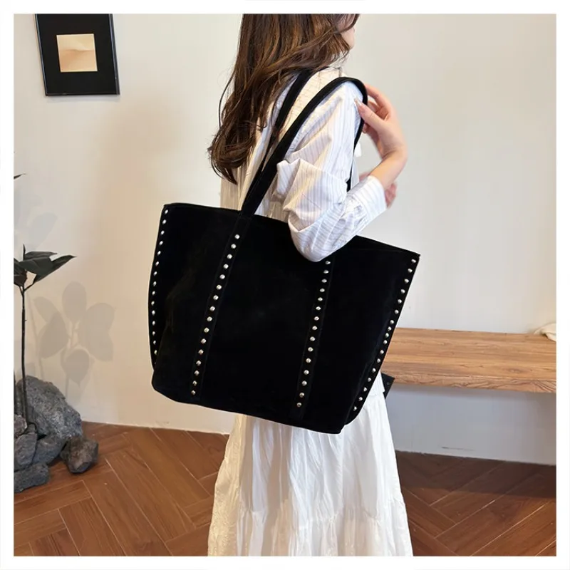 

Весенняя сумка-тоут из замши большой вместимости 2026 года для женщин, сумка из мягкой кожи с заклепками, повседневная сумка через плечо для поездок на работу