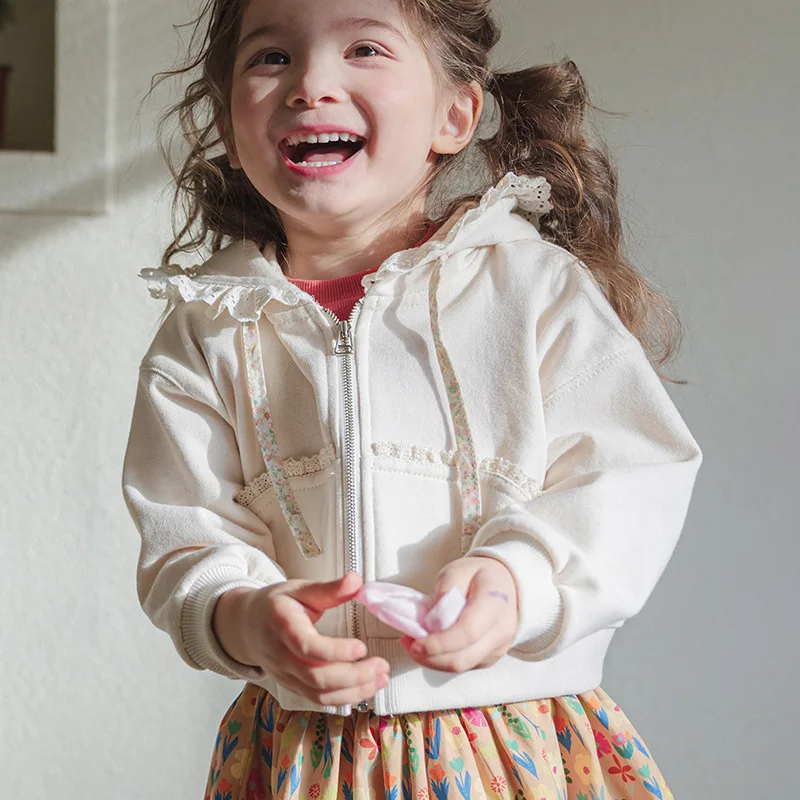 

Осеннее пальто для маленьких девочек, коллекция 2025 года, корейское пальто с капюшоном на молнии и длинными рукавами для маленьких девочек, детская верхняя одежда с кружевной отделкой для девочек