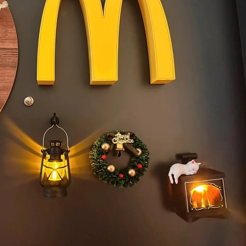 مغناطيس ثلاجة لمشهد عيد الميلاد المصغر مع مدفأة متوهجة وتصميم قطة لتزيين المنزل لجو احتفالي
