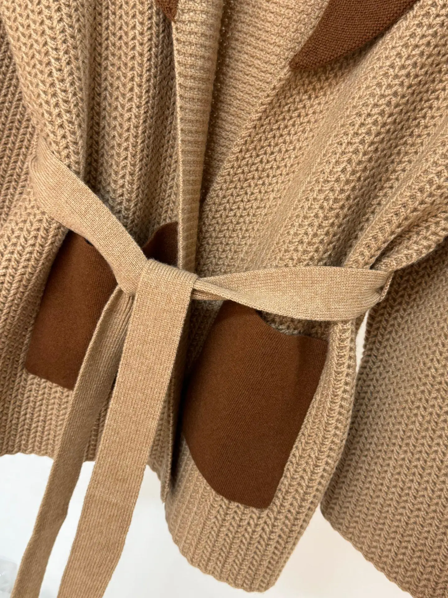 Jesienny luksusowy damski kardigan z klapami, dekoltem typu wrap-on, wykonany w 100% z kaszmiru.