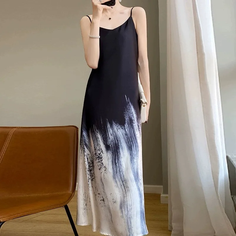 

Silk halter dress Female summer French niche design temperament skirt temperament V-neck mulberry silk dress