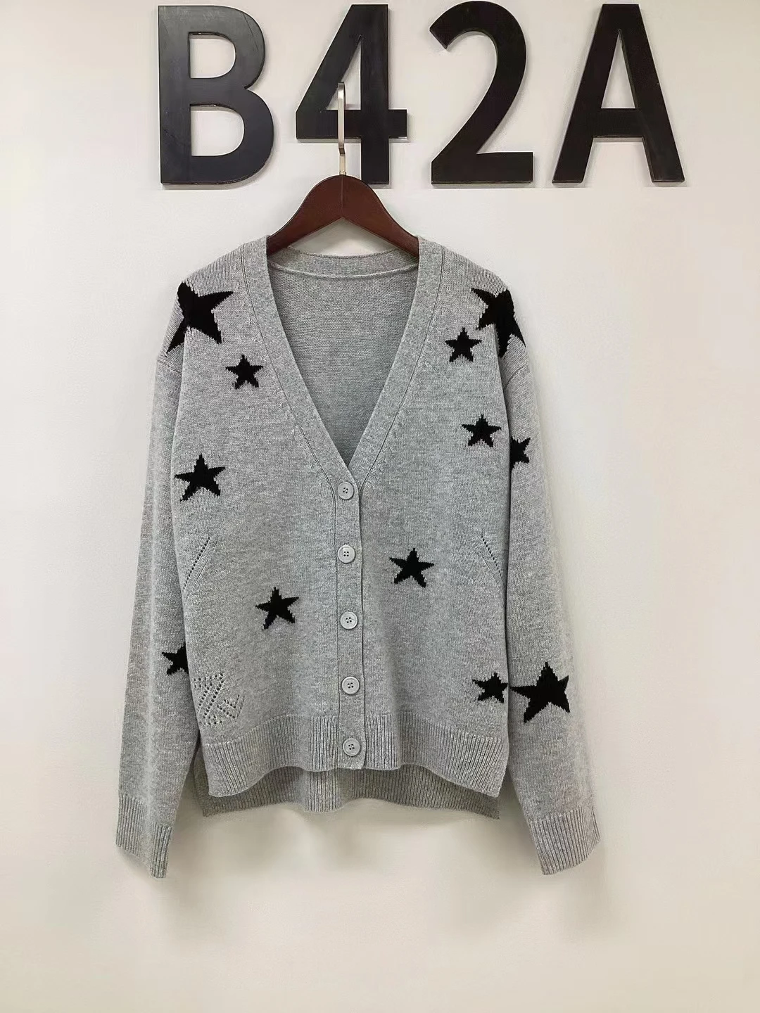 

2024 new V-neck five pointed star pattern temperament commuting cardigan sweater