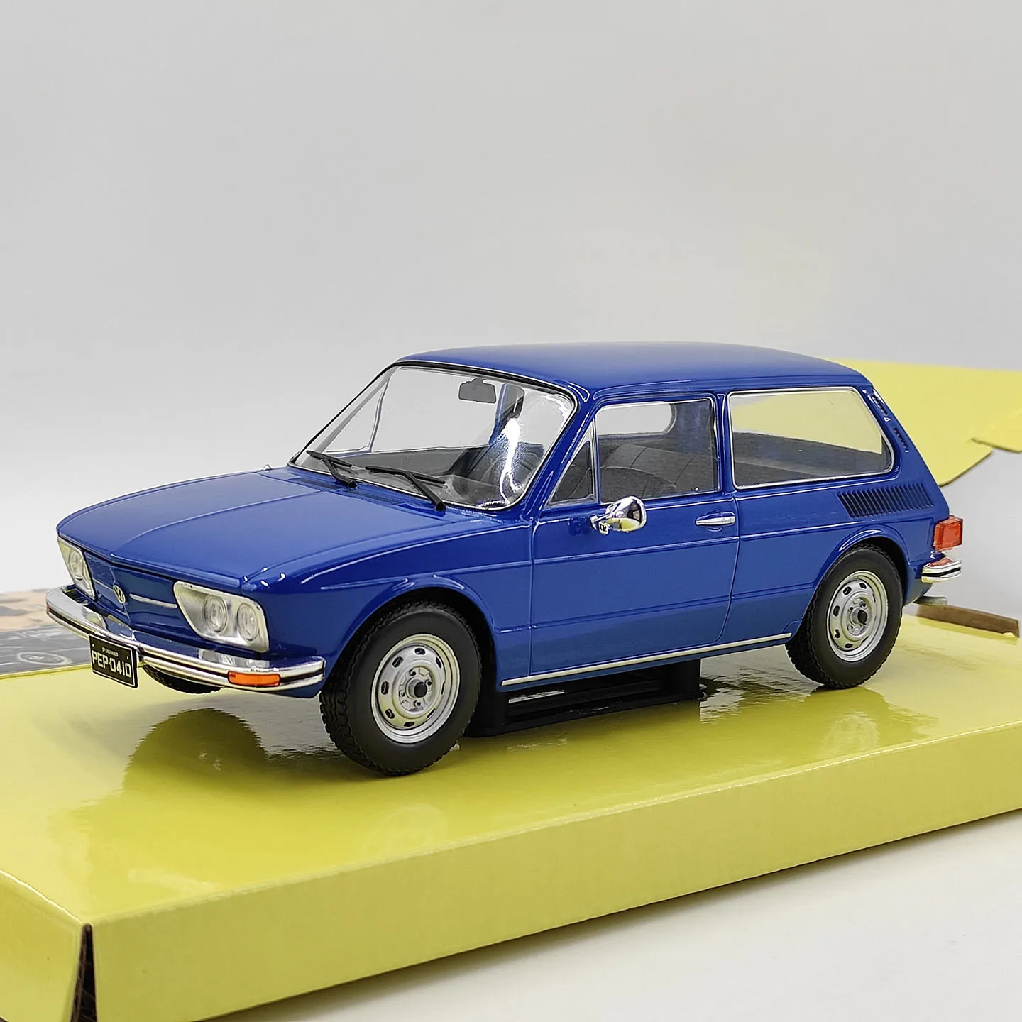 Modelo de Auto de Aleación a Escala 1:24 de la Marca IXO, Réplica del VW Brasilia Azul de 1976