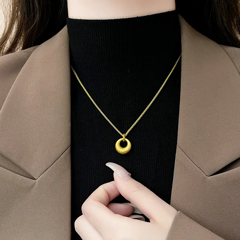 Retro Sandgoldfarbene Matte Runde Anhänger-Halskette für Damen und Herren Sommer 2026 Trendiger Schmuck Schlüsselbeinkette Accessoire – Detail 3