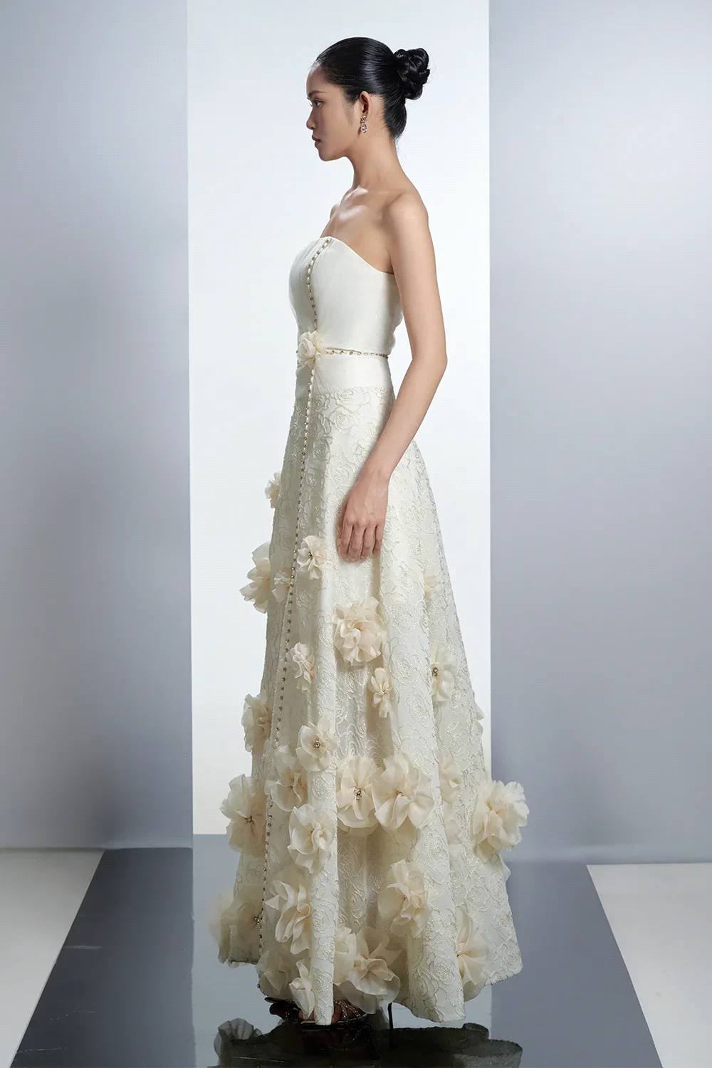 SWEMILE Abiti da sera senza spalline Applicazioni di fiori di diamanti Cerniera posteriore Abito da sposa Pizzo floreale A-Line Abiti lunghi formali