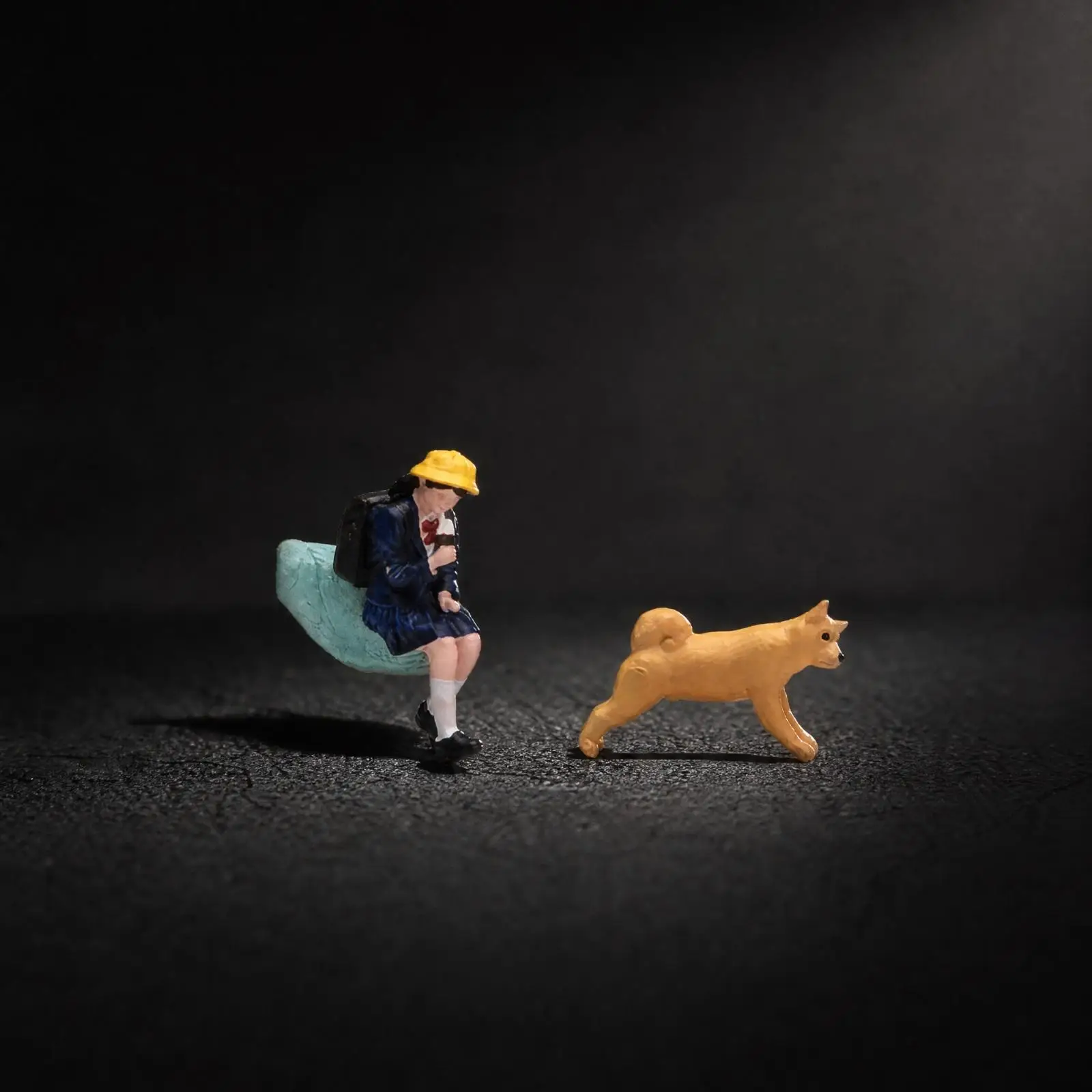 2 Pieces 1/64 Scale Resin Miniature Figures Compact Schoolgirl and Dog Figure Set 1/64 Scale Diorama Figures Non Figurines